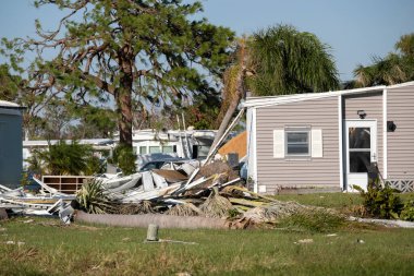 Florida 'daki seyyar evlerde bulunan kasırga banliyö evleri tarafından yok edilmiş. Doğal afetin sonuçları..