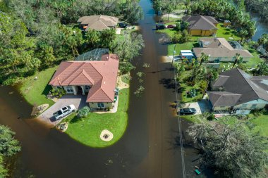 Florida yerleşim bölgesinde Ian kasırgası ile sel basmış evler. Doğal afetin sonuçları..