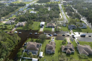 Şiddetli sağanak yağıştan sonra Florida 'da sel basmış yol. Tahliye araçlarının hava görüntüsü ve banliyö yerleşim bölgesindeki su evleri ile çevrili..