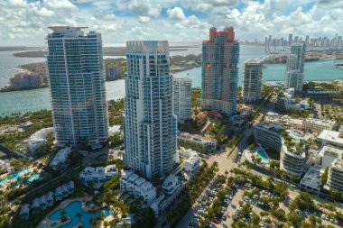 Güney Florida, ABD 'deki Miami Beach City' de. Yüksek lüks oteller ve apartmanlar. ABD 'de turizm altyapısının yüksek açılı görünümü.
