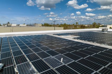 Fotovoltaik güneş panelleri, yeşil ekolojik elektrik üretmek için endüstriyel yapı çatısına kurulmuş güçlü rüzgar tarafından tahrip edildi. Florida 'daki doğal afet sonuçları.