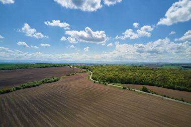 Bahar mevsiminde ekin ekmek için hazırlanmış ekili verimli topraklarla çıplak tarım tarlalarını sürdüm..