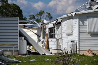 Florida gezici ev bölgesinde Ian kasırgasından sonra ciddi hasar görmüş evler. Doğal afetin sonuçları..