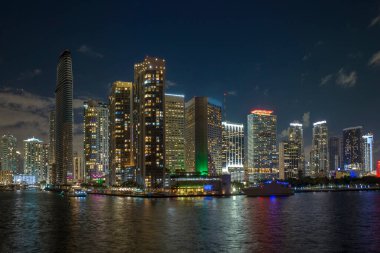 Florida, ABD 'nin Miami Brickell semtindeki yüksek gökdelen binalarının yukarıdan görüntüsü. Amerikan megapolis 'i ve geceleri finans bölgesi..