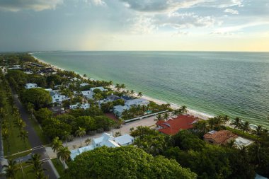 Florida 'nın güneybatısındaki Gasparilla Adası' ndaki Boca Grande kasabasındaki büyük yerleşim yerlerinin görüntüsü. Amerikan banliyölerinde emlak gelişimine örnek olarak Amerikan rüya evleri.