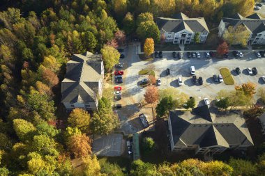 Sonbahar mevsiminde Güney Carolina banliyölerinde sarı ağaçlar arasındaki yeni apartman dairelerinin hava manzarası. Amerikan banliyölerinde gayrimenkul geliştirme.