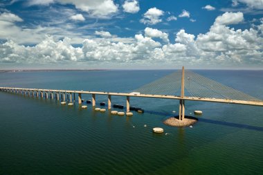 Florida 'daki Tampa Körfezi üzerindeki Sunshine Skyway Köprüsü' nün hava görüntüsü. Ulaşım altyapısı kavramı.