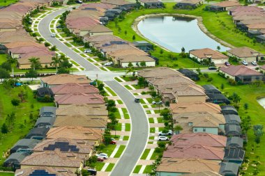 Florida 'daki kapalı yaşam kulüplerinin hava manzaralı evleri. Amerikan banliyölerinde emlak gelişimine örnek olarak aile evleri.