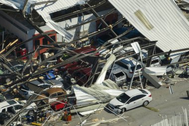 Otomotiv atölyesi Florida 'da hasar görmüş arabalarla kasırga tarafından tahrip edildi. Doğal afetin sonucu..