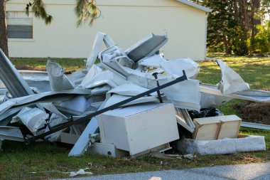 Florida gezici ev bölgesinde meydana gelen kasırgadan sonra ağır hasar gören evlerin yol kenarındaki çöp yığınları. Doğal afetin sonuçları..