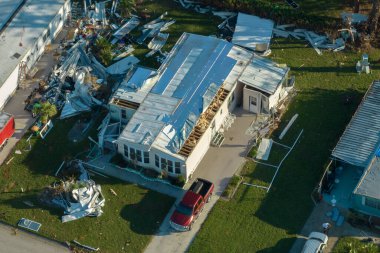 Güçlü kasırgalardan kaynaklanan mülk hasarı. Florida 'da yıkık dökük çatıları olan mobil evler. Doğal afetin sonuçları..