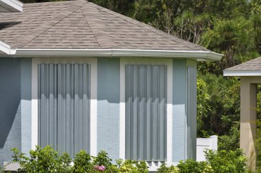 Kasırganın ev pencerelerini koruması için çelik fırtına kepenkleri. Florida 'daki doğal felaketten önce koruyucu tedbirler.