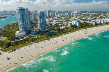 Miami Beach City 'nin güney sahil şeridinin yukarısından görüntü. South Beach yüksek lüks oteller ve apartmanlar. Güney Florida, ABD 'deki turizm altyapısı.