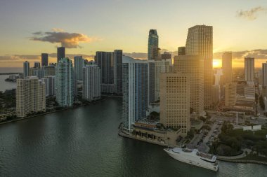 Gün batımında ABD 'nin Florida kentindeki Miami Brickell semtindeki yüksek gökdelen binalarının görüntüsü. Amerikan megapolis 'i ve karanlık çöktüğünde finans bölgesi.