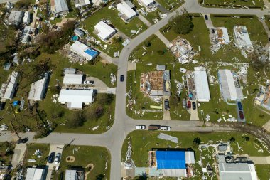 Kasırga sonrası özel evlerde rüzgar hasarı Florida 'daki mobil evler arasında yayıldı. Doğal afetin sonuçları..