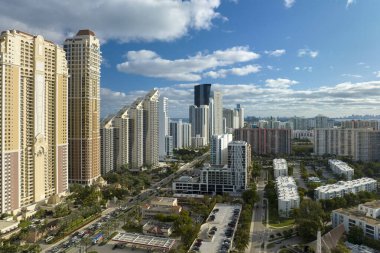 Atlantik Okyanusu kıyısında Sunny Isles Sahili 'nde pahalı oteller ve apartmanlar ve yoğun sokak trafiği. Güney Florida 'daki Amerikan turizm altyapısı.