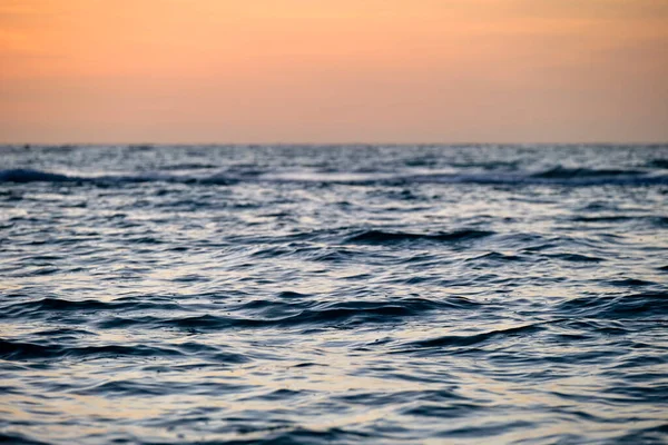 Драматические Красные Океанские Волны Закате Мягкой Вечерней Морской Темной Водой — стоковое фото