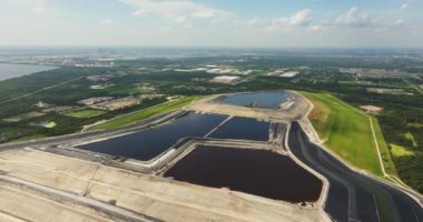 Riverview phosphogypsum yığınının hava görüntüsü, Tampa, Florida yakınlarındaki geniş açık hava fosfogypsum atık deposu. Gübre üretimi endüstrisinde fosfatların işletilmesi ve işlenmesinin yan ürünü.