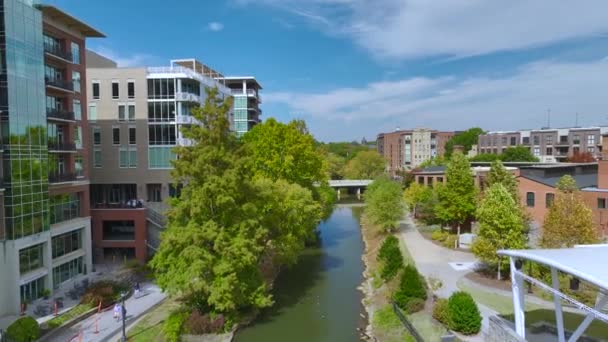 サウスカロライナ州のグリーンビル市のダウンタウンの建築 Reedy川とアパートの建物の眺め アメリカの旅行先 — ストック動画