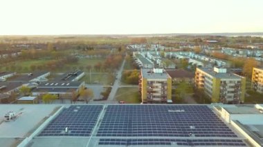 Alışveriş merkezinin çatısına yeşil ekolojik elektrik üretimi için elektrik fotovoltaik güneş panelleri yerleştirildi. Sürdürülebilir enerji üretimi kavramı.