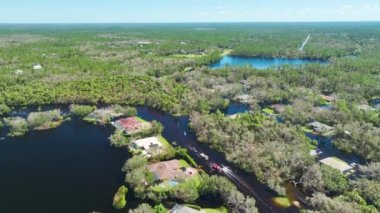 Florida yerleşim bölgesinde Ian kasırgası ile sel basmış evler. Doğal afetin sonuçları..