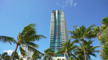 Yüksek binalı otelleri ve Atlantik Okyanusu kıyısındaki apartman binaları olan Miami Beach 'in alçak açılı manzarası. Güney Florida 'daki Amerikan turizm altyapısı.