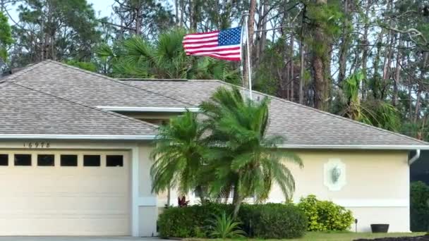 국기가 앞마당에서 바람에 흔들리는 플로리다 미국의 줄무늬는 민주주의의 상징으로 배너를 — 비디오