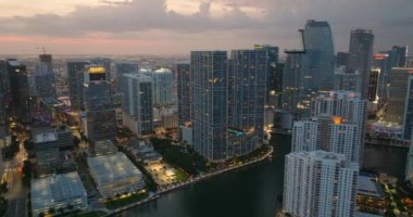 Miami Brickell, Florida, ABD 'de. Parlak bir şekilde aydınlatılmış Amerikan şehir merkezinin hava manzarası. Modern ABD megapolis 'teki yüksek ticari ve meskun gökdelen binaları.