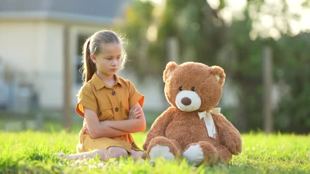 冒犯了与有罪的泰迪熊朋友和平相处的小女孩 宽恕的概念 — 图库视频影像