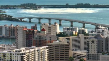 Şehir merkezindeki Sarasota şehrinde pahalı rıhtım binaları ve Florida 'daki Ringling Köprüsü var. ABD 'de şehir seyahati.