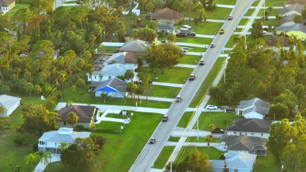 Landstraßenverkehr Mit Fahrenden Autos Einer Kleinstadt Florida Amerikanische Vorstadtlandschaft Mit — Stockvideo