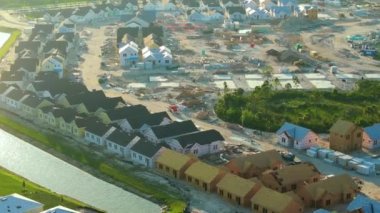 Yeni gelişmekte olan banliyö bölgesinde yapım aşamasındaki ahşap evlerin üst görüntüsü. Amerikan banliyölerinde konut geliştirme. ABD 'de emlak piyasası.