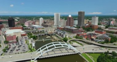 Rochester New York 'taki Frederick Douglass Susan B. Anthony Memorial Köprüsü' nde trafik vardı. Şehir merkezindeki iş bölgesinin mimarisi. New York 'un kuzeyindeki çağdaş ve tarihi binalar.