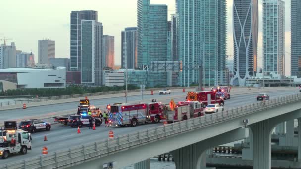 Első Látásra Autóbalesetek Helyszínén Miamiban Floridában Sürgősségi Segélyszolgálatok Személyzete Akik — Stock videók