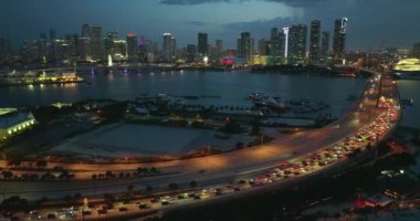 Gece Miami otoyolunda trafik sıkışık. ABD ulaşım altyapısı. Florida 'da sıkışan arabalarla Amerikan otoyolunun hava görüntüsü yavaşlıyor. Miami, ABD - 5 Mayıs 2023.