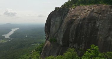 Appalachian dağlarında gidilecek yer. Baca Kayası 'nda Amerikan ulusal bayrağı ve Kuzey Carolina' daki Chimney Rock State Park 'ta bir sürü turist var.