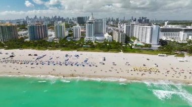 Miami Beach City 'nin güney sahil şeridinin yukarısından görüntü. South Beach yüksek lüks oteller ve apartmanlar. Güney Florida, ABD 'deki turizm altyapısı.
