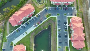 Florida 'nın banliyö bölgesindeki apartman dairelerinin yukarıdan görünüşü. Amerikan banliyölerindeki gayrimenkul gelişimine örnek olarak.