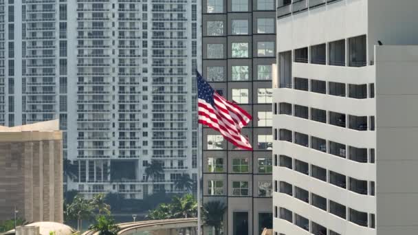 Amerikaanse Vlag Wapperend Wind Voor Stedelijke Skyline Van Miami Amerikaanse — Stockvideo