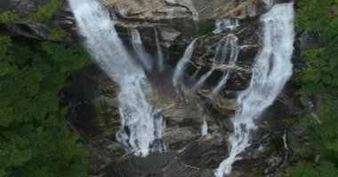 Whitewater Şelalesi 'nin kayalık kayalardan dökülen temiz sularıyla Nantahala Ulusal Ormanı, Kuzey Carolina, ABD' deki yeşil yemyeşil ağaçlar arasında..