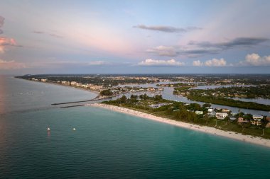 Sarasota County, ABD 'de Nokomis kumlu plajı ile hava akşamı deniz manzarası. Birçok turist yaz tatilini sıcak Meksika körfezi sularında yüzerek ve sıcak Florida güneşinde güneşlenerek geçiriyor..
