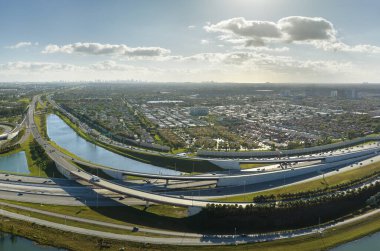 Miami, Florida 'da hızlı sürüş araçlarıyla Amerikan otoyol kavşağının hava görüntüsü. ABD ulaşım altyapısının üstünden görüntüle.
