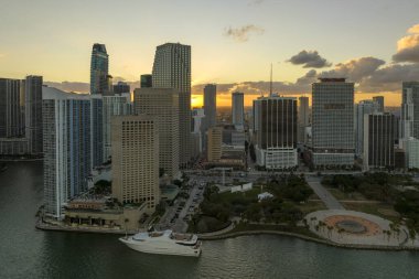 Miami Brickell 'in şehir merkezinin hava görüntüsü, Florida, ABD gün batımında. Modern Amerikan megapolis 'indeki yüksek ticari ve meskun gökdelen binaları.