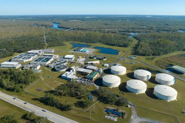 Şehrin atık su temizleme tesisindeki su arıtma fabrikasının havadan görüntüsü. İstenmeyen kimyasalların, askıya alınmış katı maddelerin ve gazların kirlenmiş sıvılardan çıkarılması süreci.