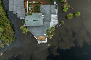 Doğal afet sonrası. Etrafı Ian Kasırgası ile çevrili sel suları Florida yerleşim bölgesindeki evleri sarıyor.