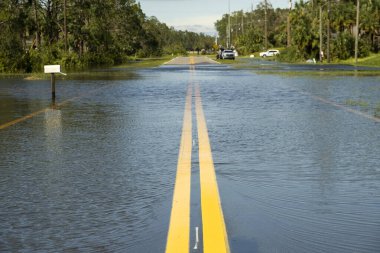 Florida yerleşim bölgesindeki caddeyi sel bastı. Doğal afetin sonuçları..