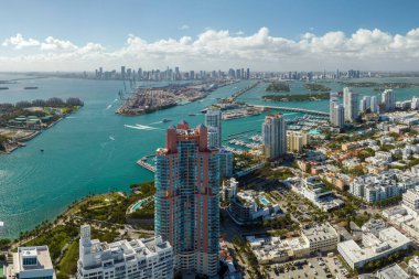 Güney Florida, ABD 'deki Miami Beach City' de. Yüksek lüks oteller ve apartmanlar. ABD 'de turizm altyapısının yüksek açılı görünümü.