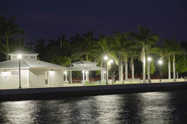 Punta Gorda, Florida 'daki Gilchrist Park' ta, Harborwalk 'ta umumi tuvaletler..