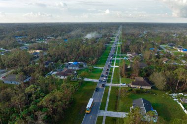 Klasik Amerikan sarı okul otobüsünün sabahın erken saatlerinde şehir merkezindeki sokak durağından çocukları alıp götürdüğü en iyi manzara. ABD 'de toplu taşıma.