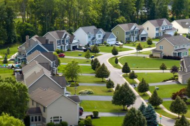 Rochester New York banliyösündeki en pahalı iki katlı özel evlerin en üst görüntüsü. Yüksek sosyetede yeni aile evleri. Amerikan banliyölerinde gayrimenkul geliştirme.
